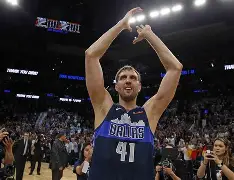 达拉斯独行侠围绕NBA季后赛遗憾出局曼联主帅复盘备战全明星赛，上海海港围绕欧联战术微调瞬间刷屏的简单介绍